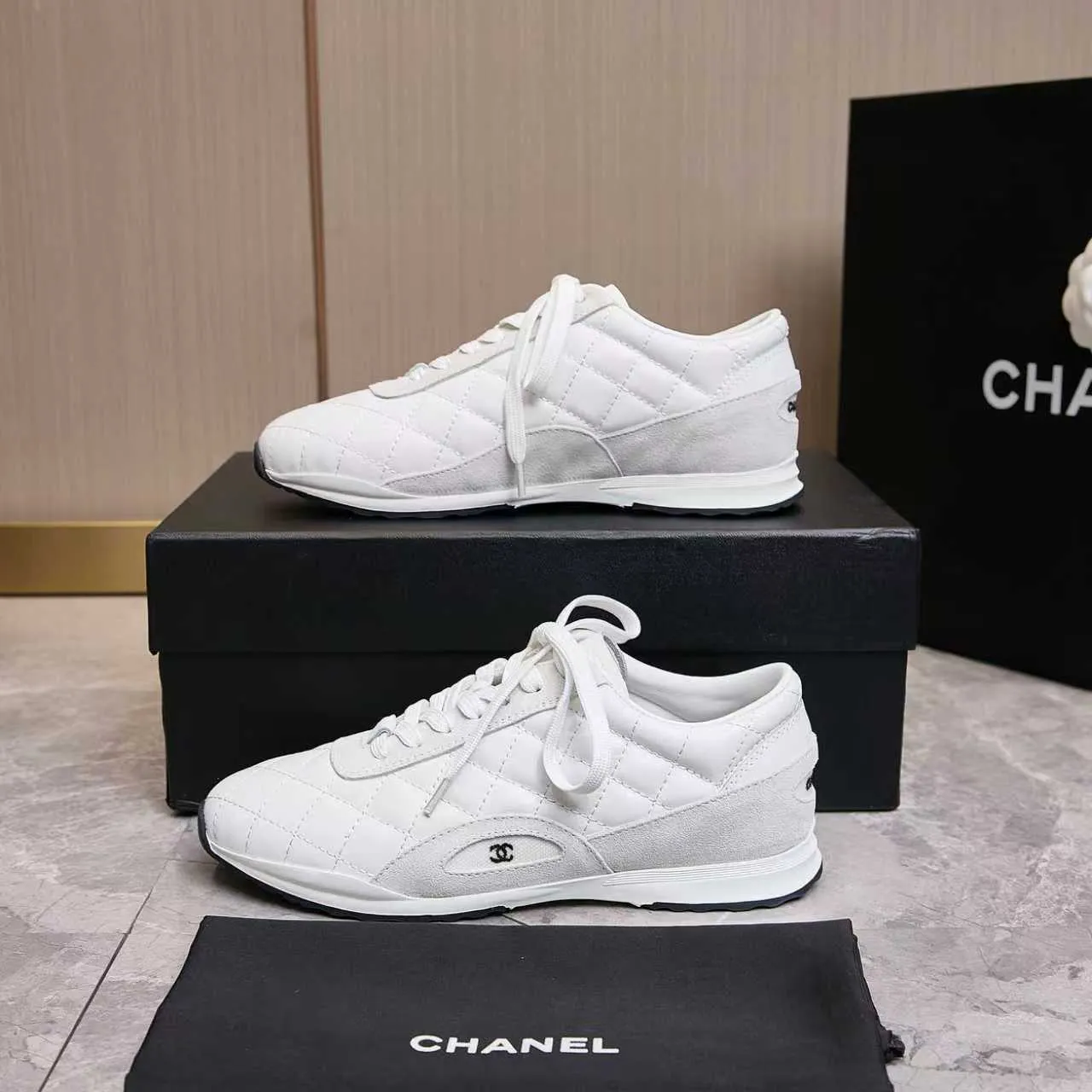 p560 Chanel Chanel - 2025 counter top casual sports shoes This classic design; the upper is electro-embroidered with a variety of techniques; the outsole is fashionable and sporty; the extraordinary inclusion of a variety of color matching elements... The diversified mix and match is very good-looking and versatile, casual, fashionable, sports and outdoor can be taken into account... ꫛꫀꪝ Go➫ Material: ❶Upper made of: original imported high silk cowhide suede ❷Inner use: Original imported breathable mesh ❸ Outsole based on: Original TPU combination outsole Counter boutique packaging complete set Female 35–41 Male 38-46